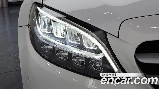Mercedes-Benz C-Class 2020 — Şəkil 28/30