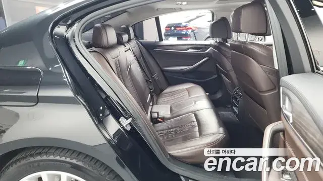 BMW 5 Series 2018 — Фото 10/20