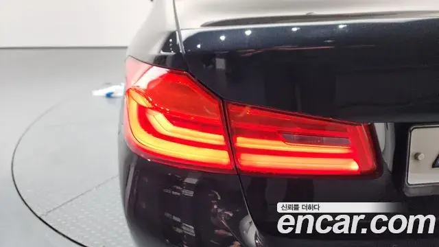 BMW 5 Series 2018 — Şəkil 17/35