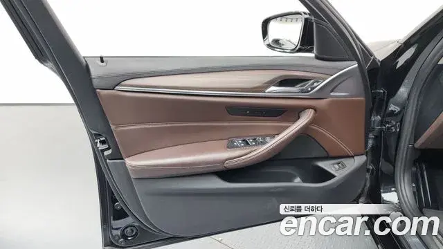 BMW 5 Series 2018 — Şəkil 8/35