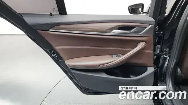 BMW 5 Series 2018 — Şəkil 16/35