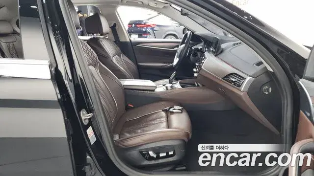 BMW 5 Series 2018 — Şəkil 11/35