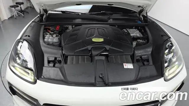 Porsche Cayenne 2023 — ფოტო 17/20