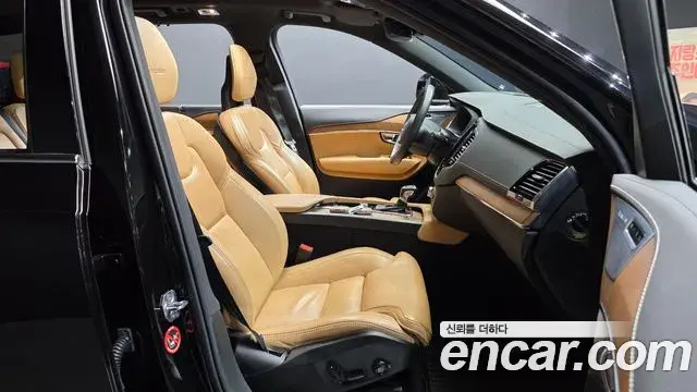 Volvo XC90 2020 — ფოტო 27/31