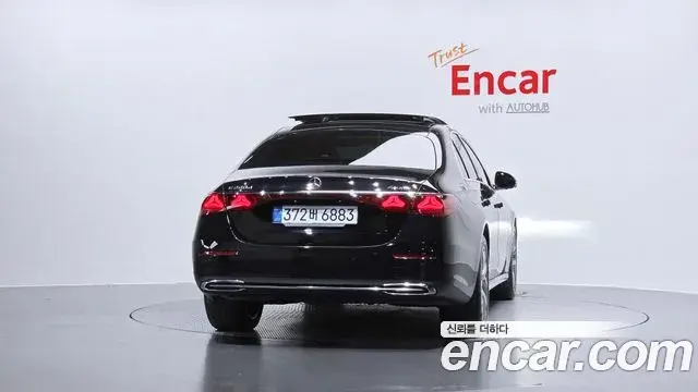Mercedes-Benz E-Class 2024 — Photo 13/30