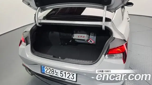 Hyundai The New Avante Hybrid 2022 — Photo 2/20