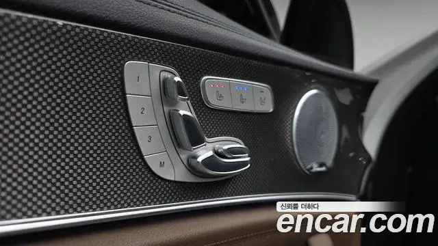 Mercedes-Benz E-Class 2019 — ფოტო 33/35
