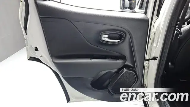 Jeep Renegade 2020 — Photo 12/32