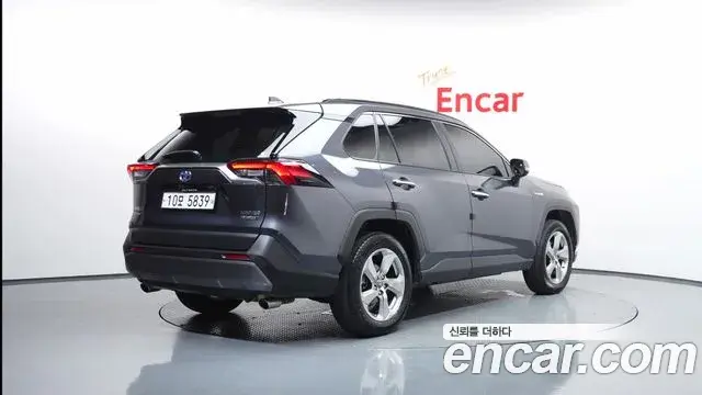 Toyota RAV4 2019 — Фото 2/20