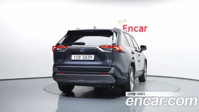 Toyota RAV4 2019 — Фото 4/20