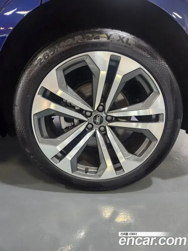 Audi Q8 2023 — Photo 10/20