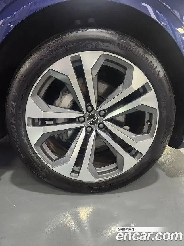 Audi Q8 2023 — Photo 7/20