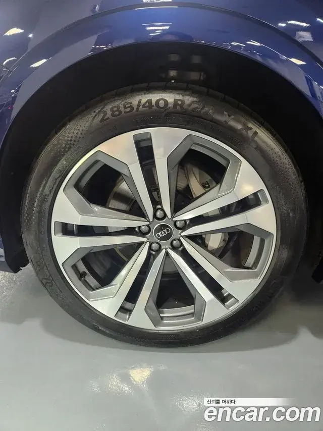 Audi Q8 2023 — Photo 5/20