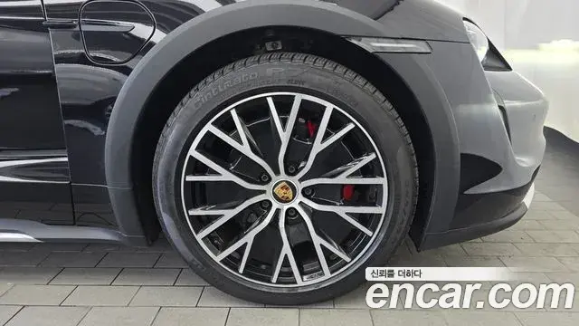 Porsche Taycan 2023 — Photo 31/34