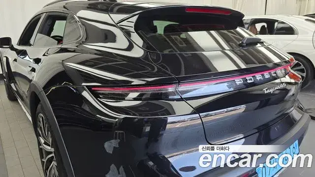 Porsche Taycan 2023 — Photo 25/34