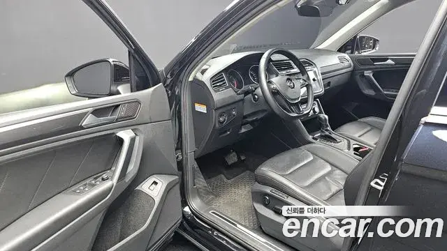 Volkswagen Tiguan 2019 — ფოტო 14/20