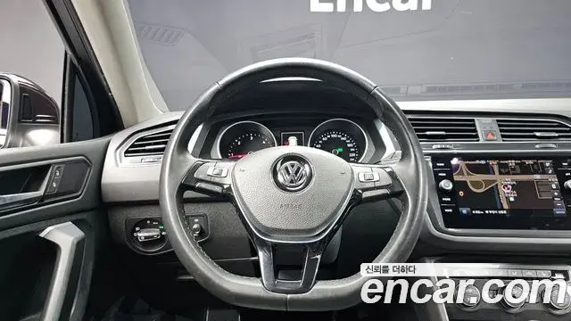 Volkswagen Tiguan 2019 — ფოტო 16/20