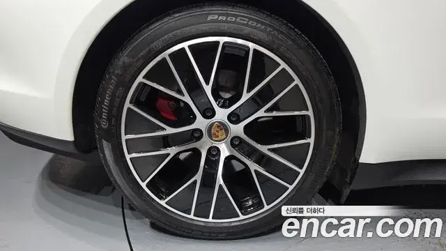Porsche Taycan 2021 — Photo 29/36