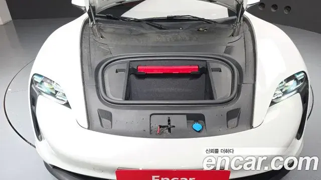 Porsche Taycan 2021 — Photo 3/36