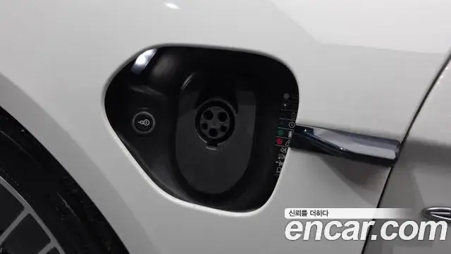 Porsche Taycan 2021 — Photo 16/36
