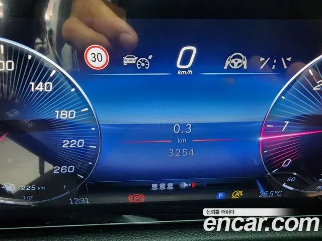 Mercedes-Benz GLB-Class 2025 — Photo 7/9