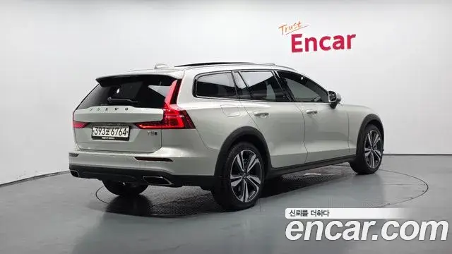 Volvo V60 Cross Country 2020 — Фото 2/20