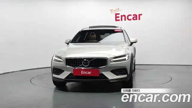 Volvo V60 Cross Country 2020 — Фото 3/20
