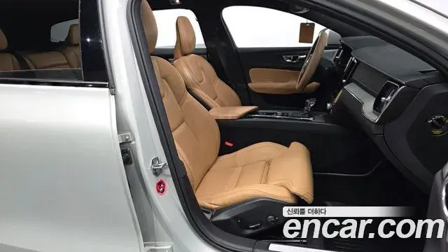 Volvo V60 Cross Country 2020 — Фото 12/20