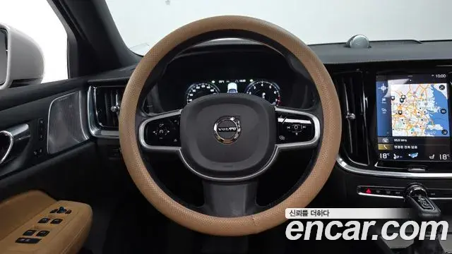 Volvo V60 Cross Country 2020 — Фото 14/20