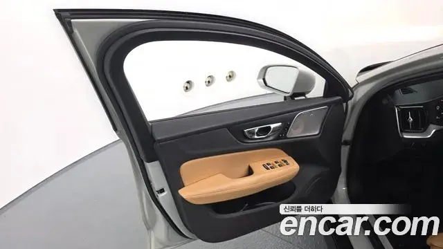 Volvo V60 Cross Country 2020 — Photo 30/42