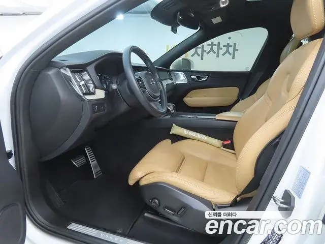 Volvo XC60 2018 — ფოტო 15/20