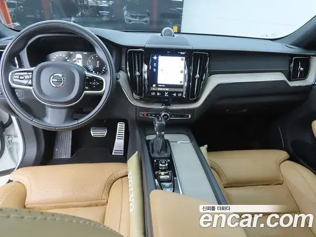 Volvo XC60 2018 — ფოტო 4/20