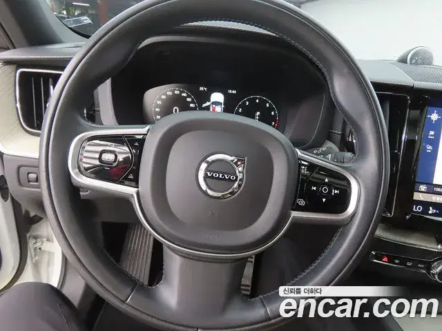 Volvo XC60 2018 — ფოტო 2/20