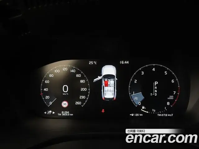 Volvo XC60 2018 — ფოტო 18/20
