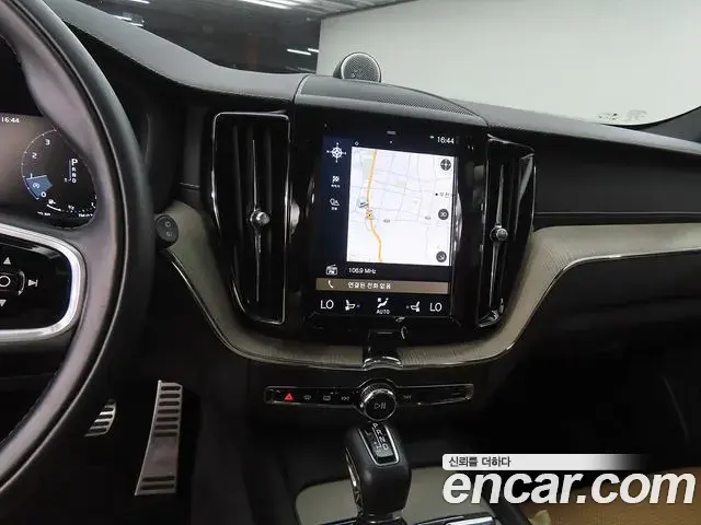 Volvo XC60 2018 — ფოტო 6/20
