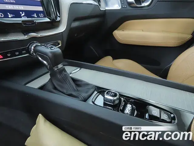 Volvo XC60 2018 — ფოტო 9/20