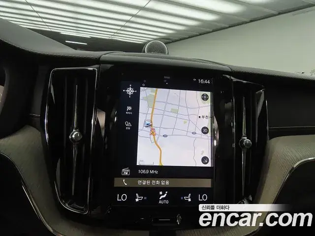 Volvo XC60 2018 — ფოტო 11/20