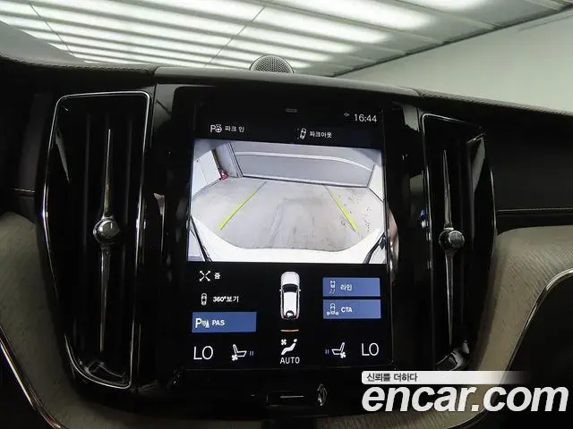 Volvo XC60 2018 — ფოტო 17/20