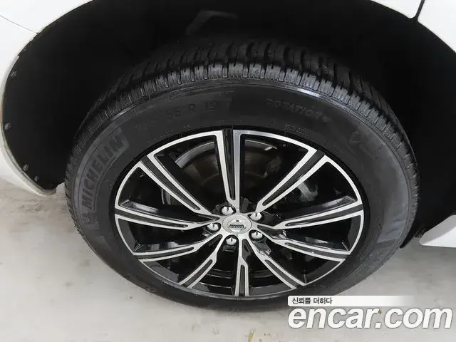 Volvo XC60 2018 — ფოტო 10/20