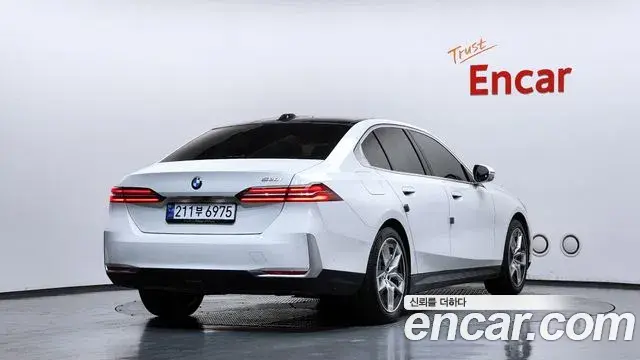 BMW 5 Series 2024 — ფოტო 6/20
