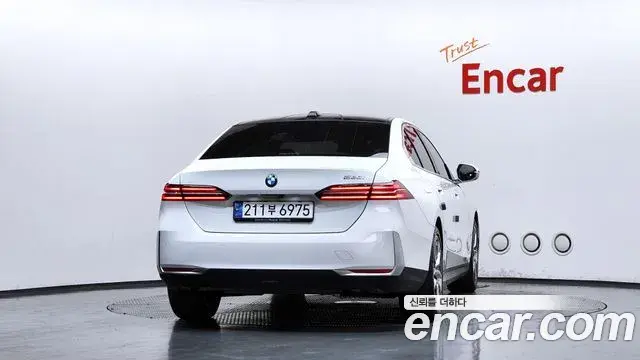 BMW 5 Series 2024 — ფოტო 7/20