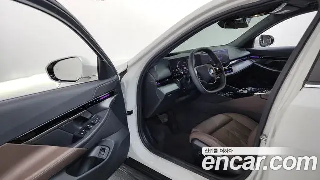 BMW 5 Series 2024 — ფოტო 14/20
