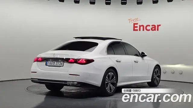 Mercedes-Benz E-Class 2025 — Photo 2/20