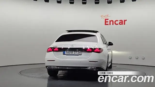 Mercedes-Benz E-Class 2025 — Photo 4/20