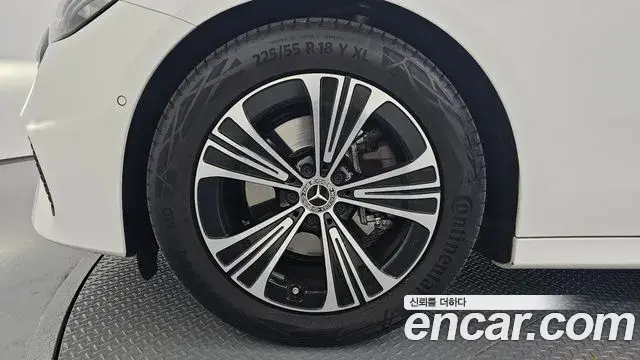 Mercedes-Benz E-Class 2025 — Photo 5/20