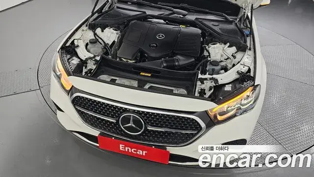 Mercedes-Benz E-Class 2025 — Photo 6/20