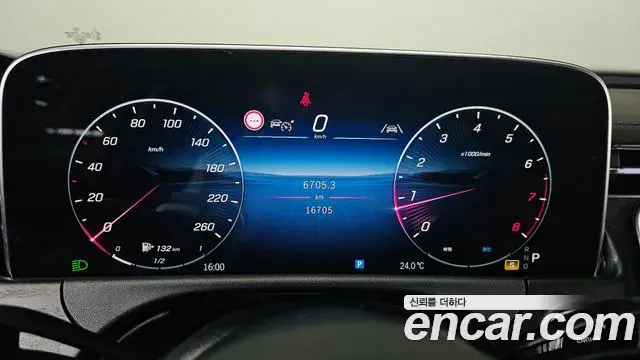 Mercedes-Benz E-Class 2025 — Photo 8/20