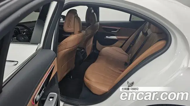 Mercedes-Benz E-Class 2025 — Photo 11/20