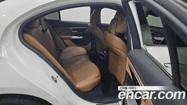 Mercedes-Benz E-Class 2025 — Photo 12/20