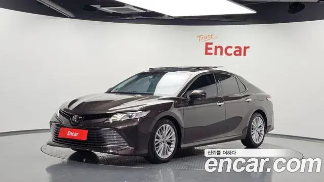 Toyota Camry 2018 — Фото 1/20